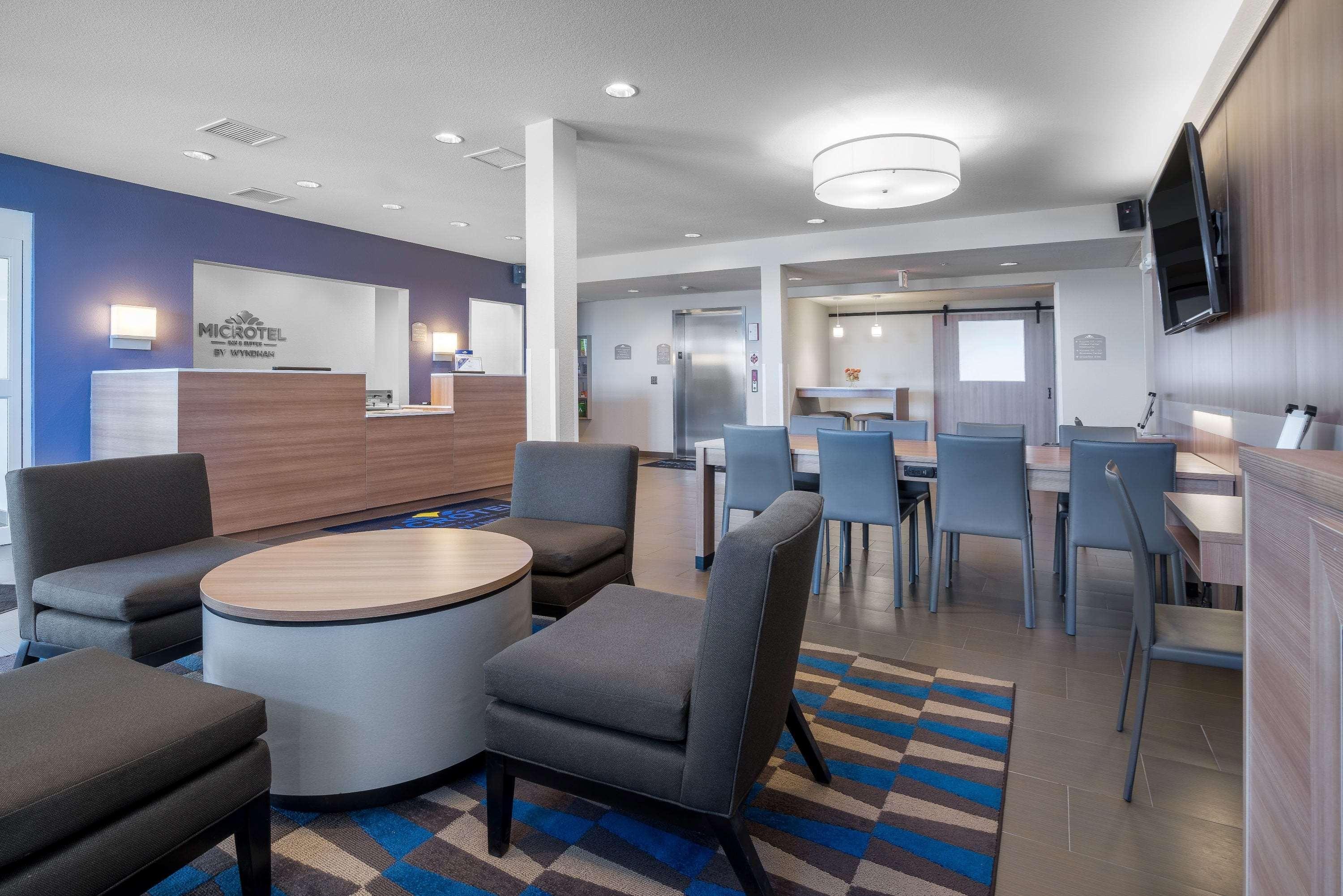 Microtel Inn & Suites By Wyndham Moorhead Fargo Area Exterior photo
